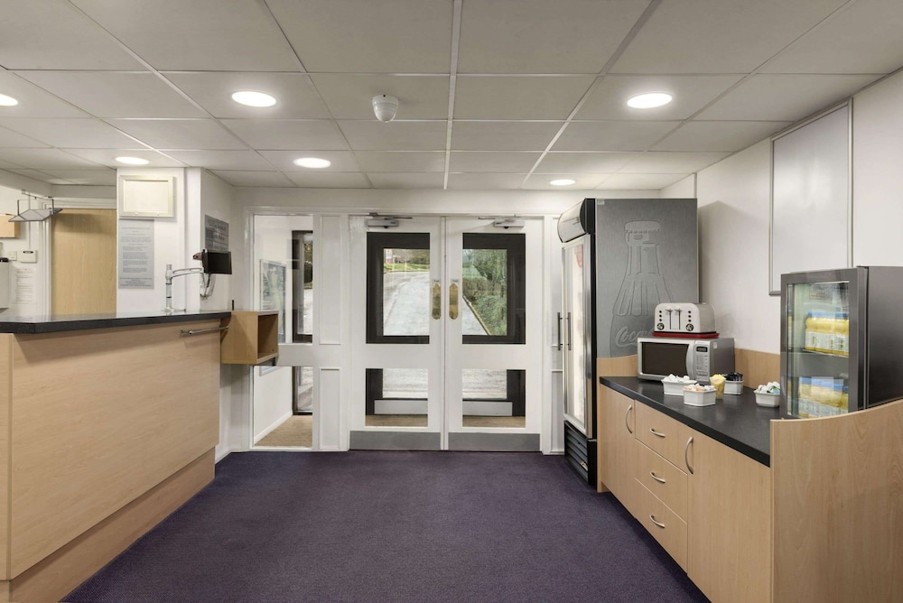 Bridgend Vacations - Days Inn by Wyndham Bridgend Cardiff M4 - Property Image 4