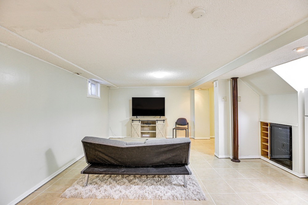 3 Mi to Downtown: Spacious White Plains Home