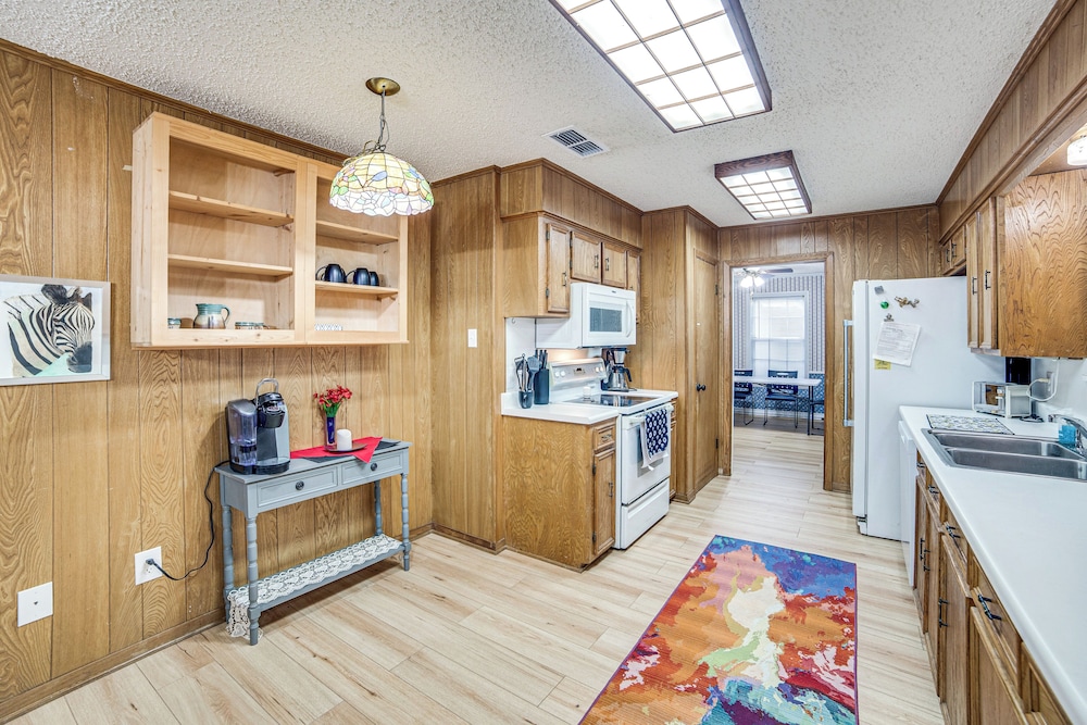 Family Getaway on 4 Acres in Mineola!