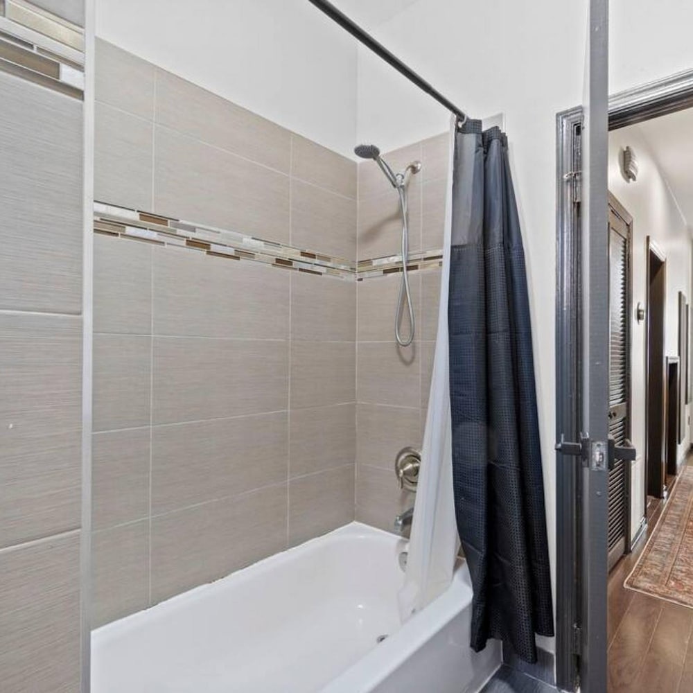 Charming DC Rowhouse Condo - Ideal Long-term Stay