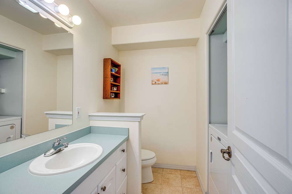 Walk to Shore: Home w/ Deck in Rockaway Beach!