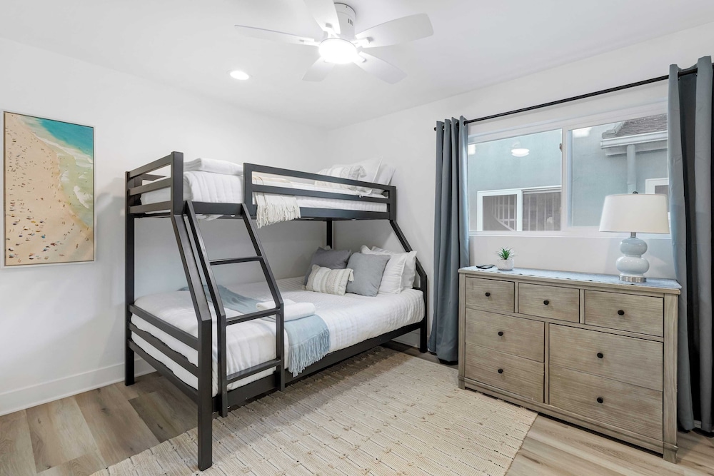 Steps From the Sand/boardwalk Outdoor Dining, Parking, and Patio in Newport