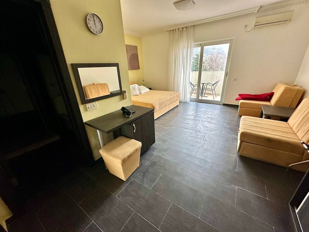 Guest House West Gate