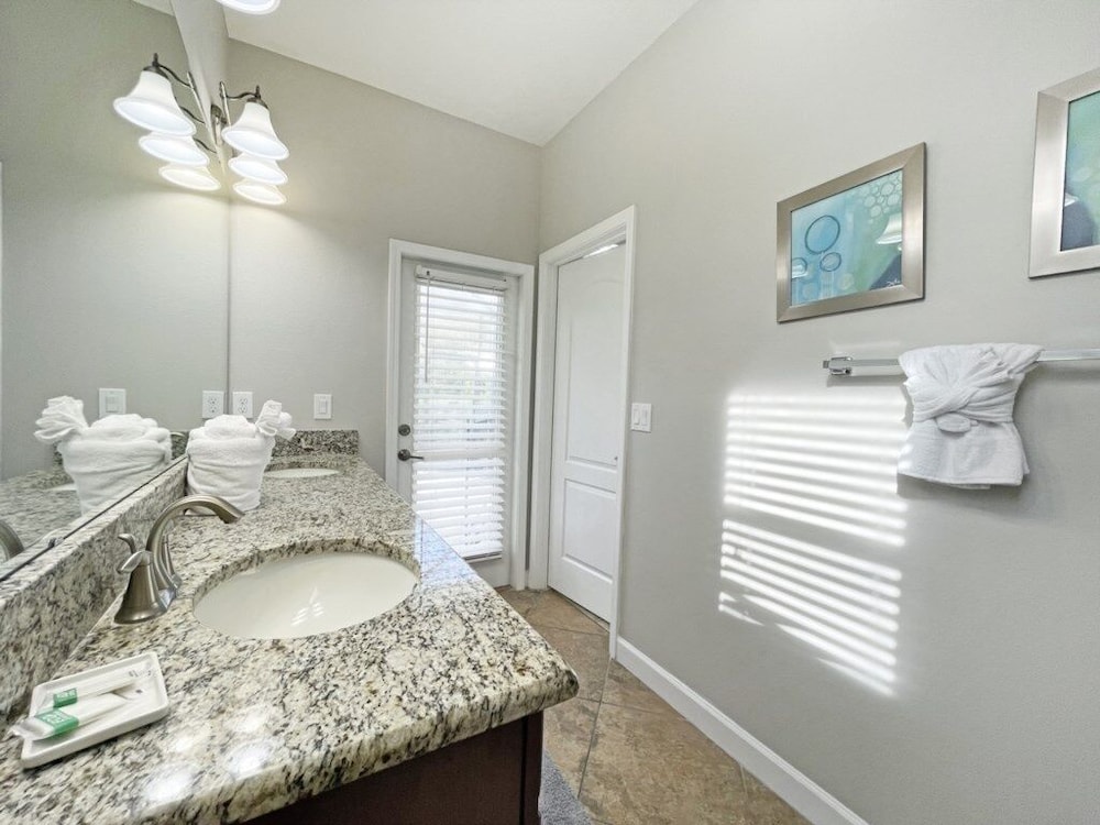 Bamboo Palm 5 Bedroom Home by RedAwning view 4