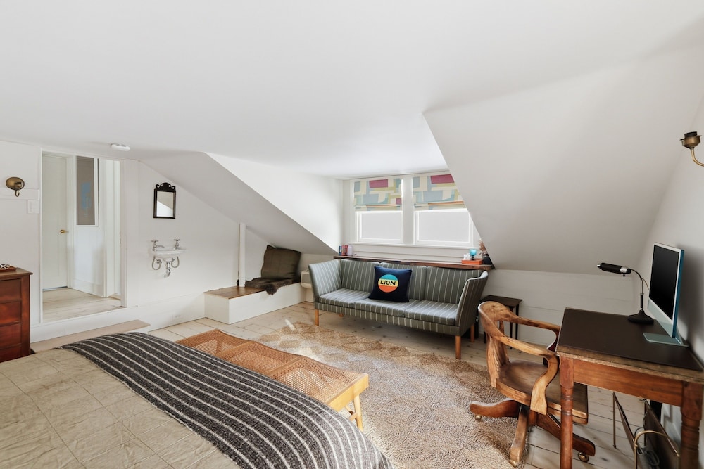 Gorgeous Hudson Valley Farmhouse On 14 Acres 3 Bedroom Home
