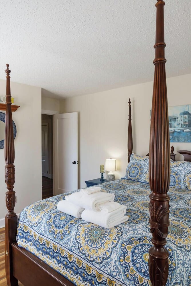 Charming 3-bed, 2-bath Home With Wonderful Views of the Golf Course