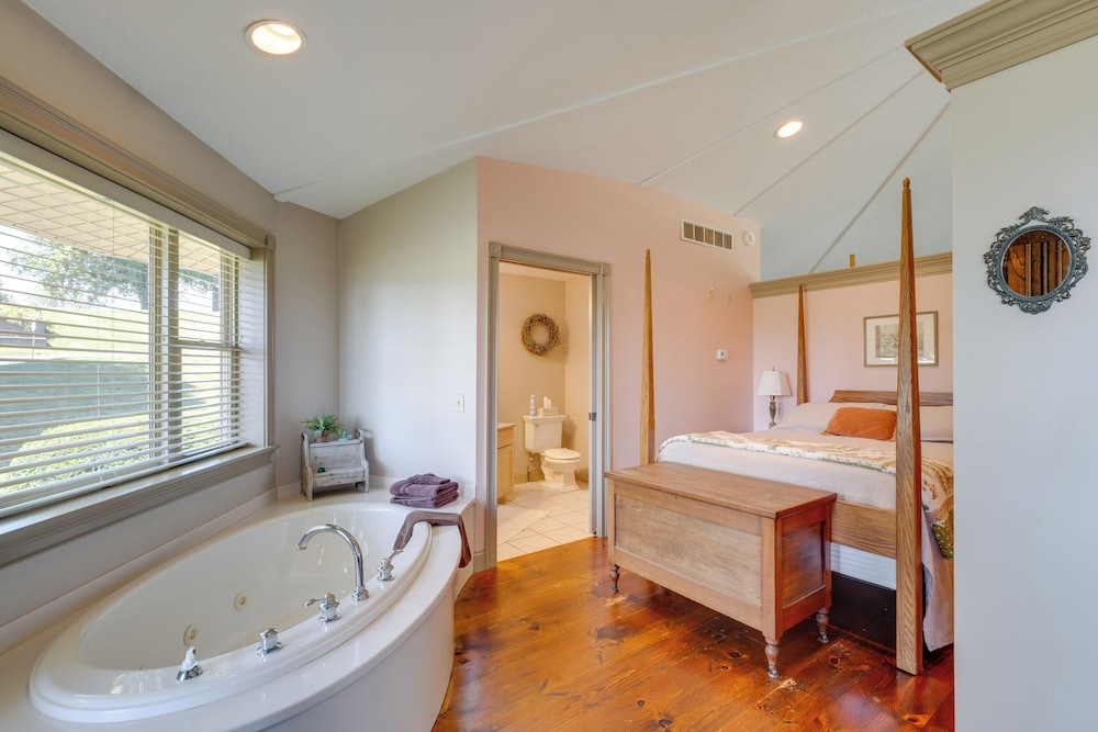 Millersburg Getaway w/ Amish Country Views!