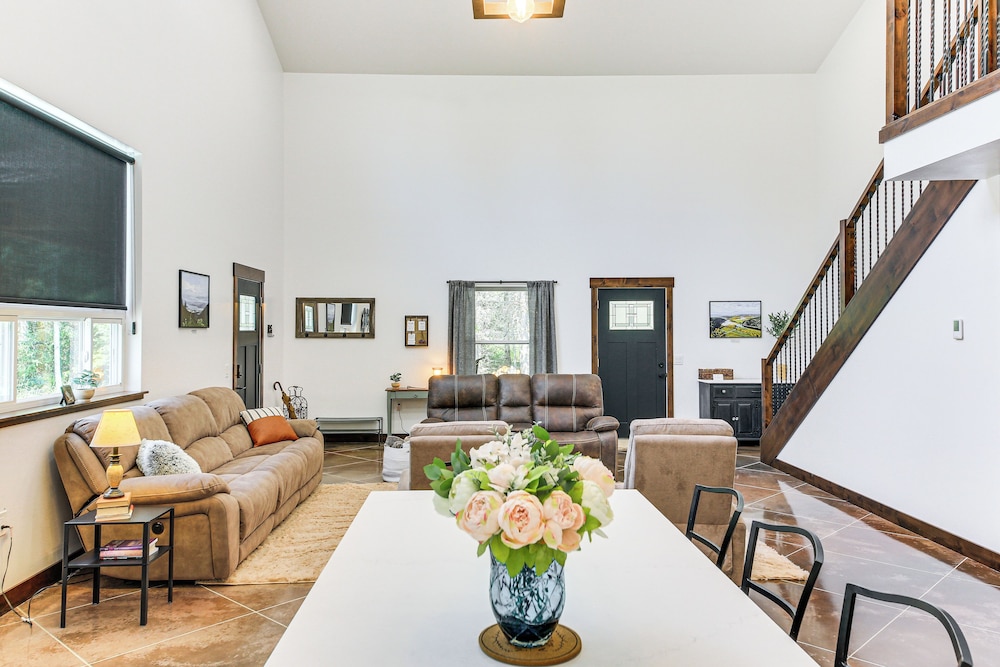Relax, Reconnect & Explore: Modern Idaho House!