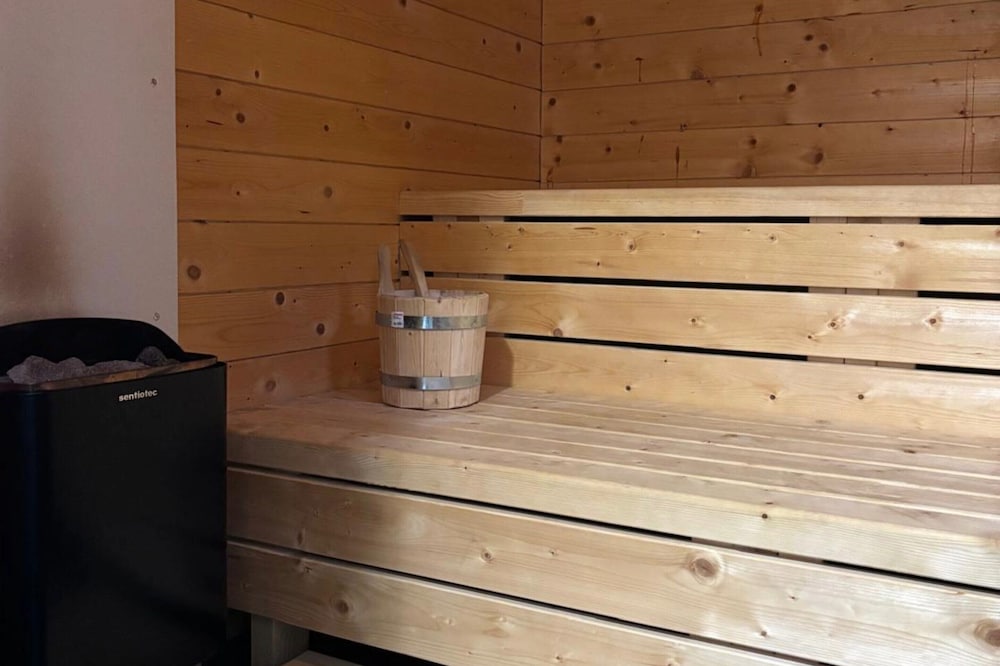 Ski-in Chalet With hot tub and Sauna