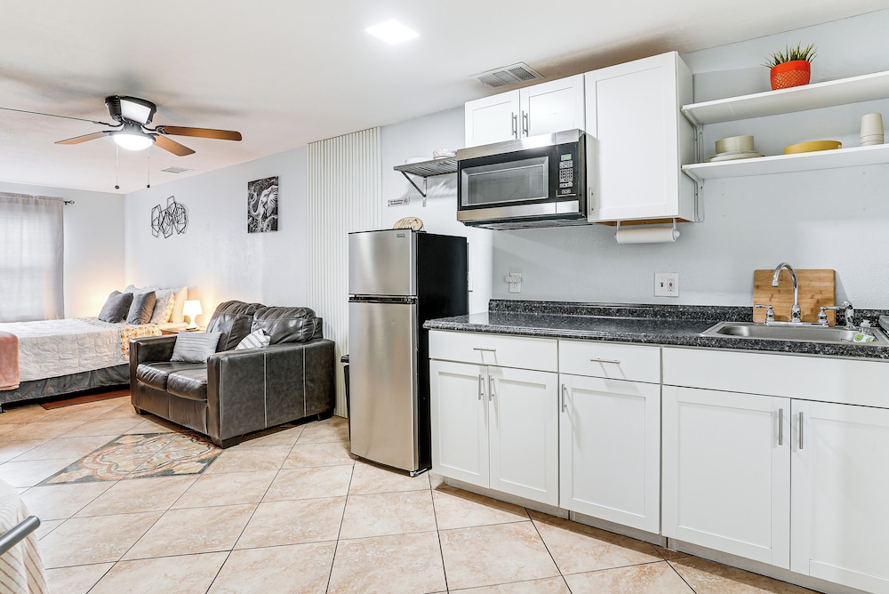 Screened Porch: Tampa Studio 4 Mi to Busch Gardens
