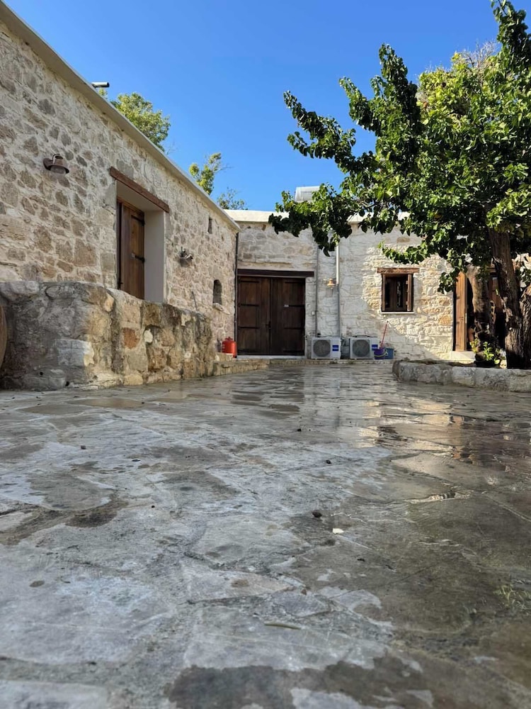 Charming Cyprus Getaway in Páfos - Garden View Holiday House