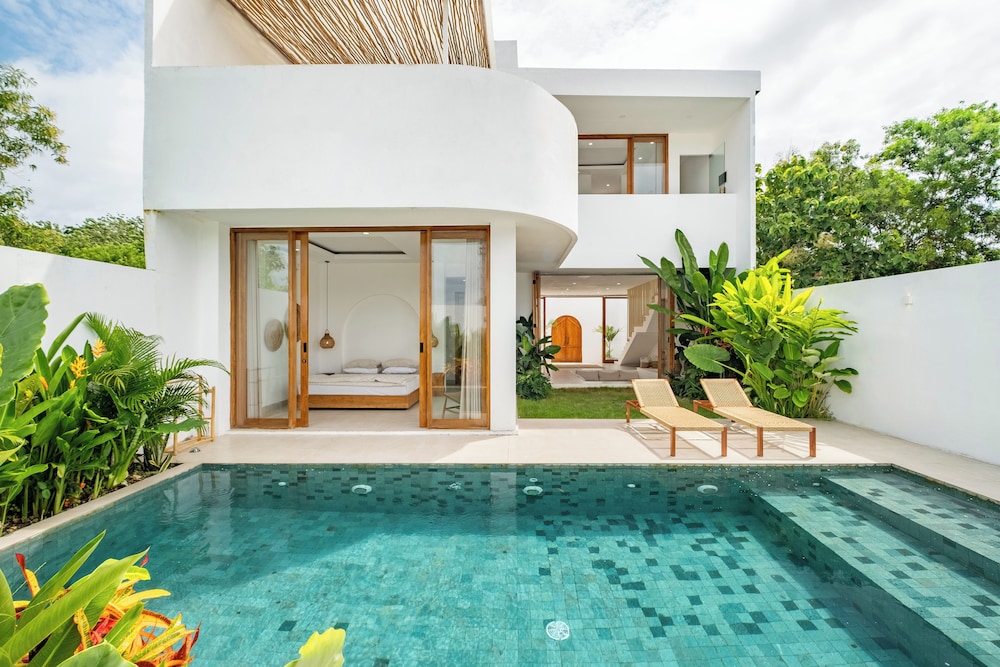 Tropical Modern Villa Amaya by OriVista