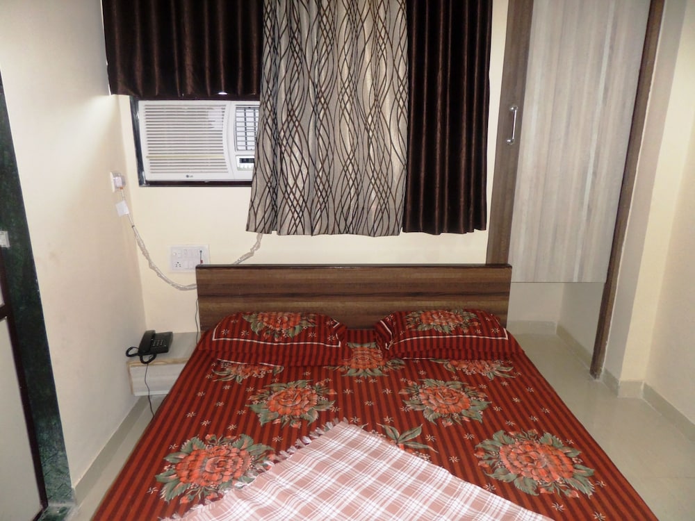 Riya Raj Hotel