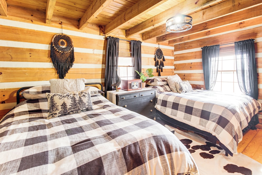 3 Mi to Dtwn Ellijay: Tree-lined Cabin w/ Deck!
