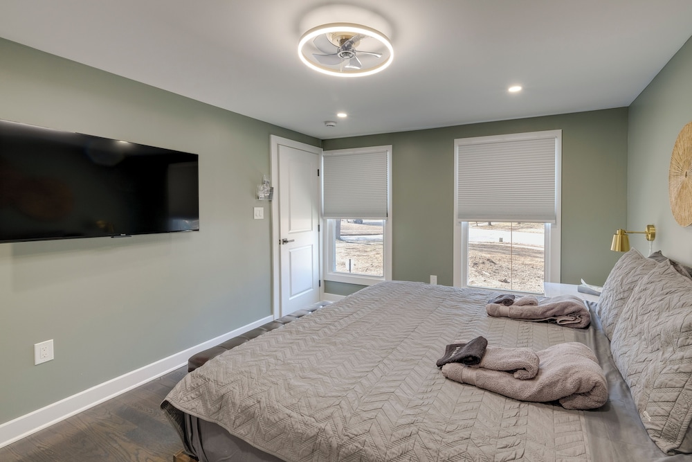 Family Friendly: Modern Retreat in Fort Washington