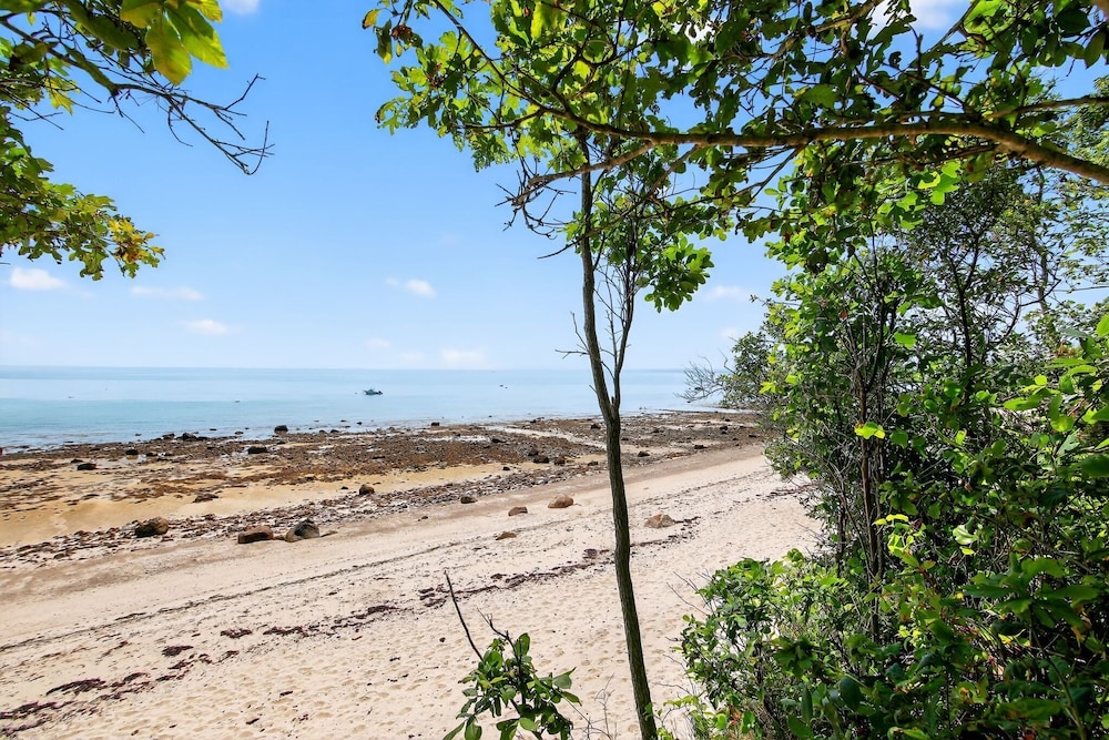 Ocean Views & Private Beach 3br Nature Escape 3 Bedroom Villa