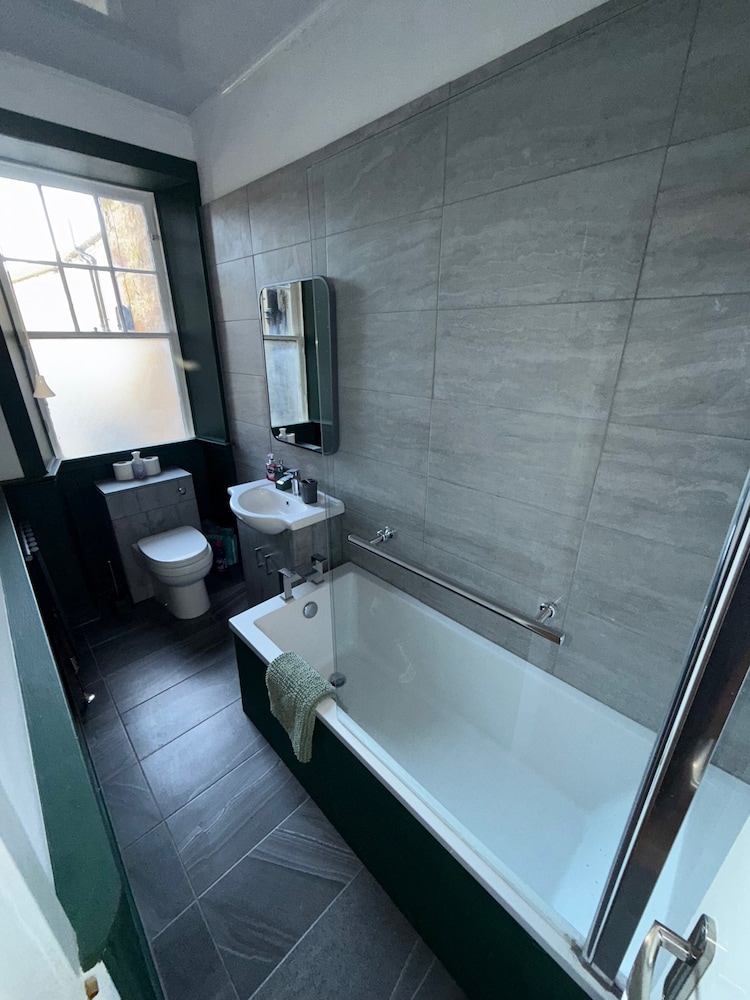 Ayr Town Centre Apartment - 3 Bedrooms