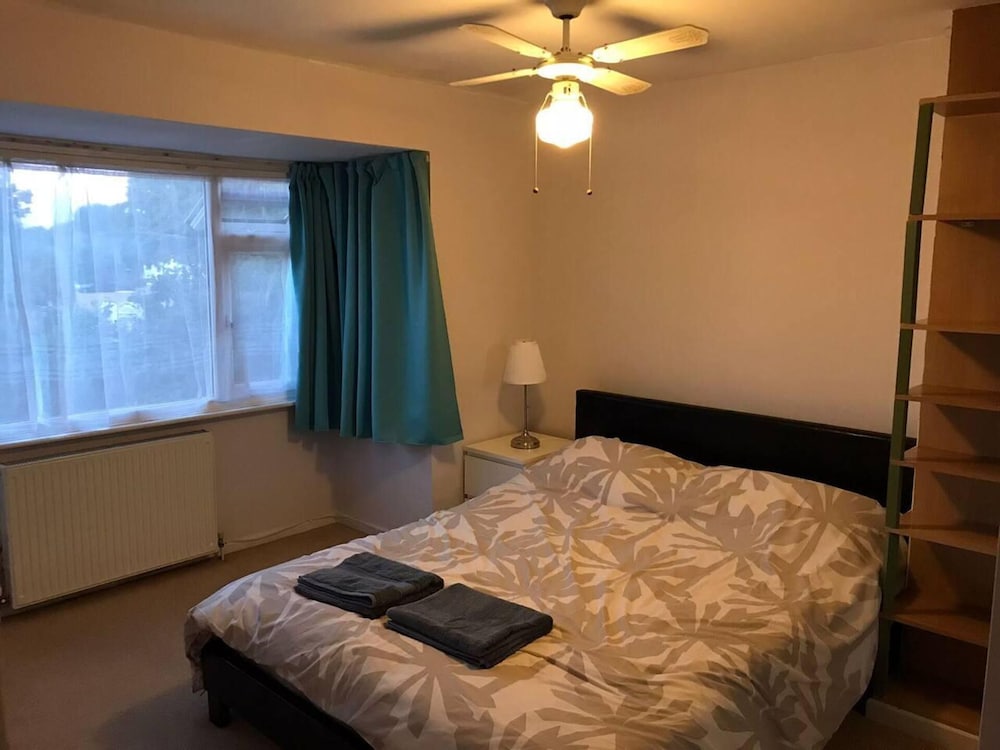 Lovely 3 Bedroom Holiday Home With Free Parking view 4