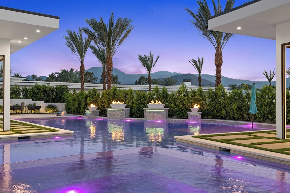 Sleeps 23 Pool, Hot Tub & Putting Green Minutes to Golf & Dining Bravo Villa #7 by Avantstay