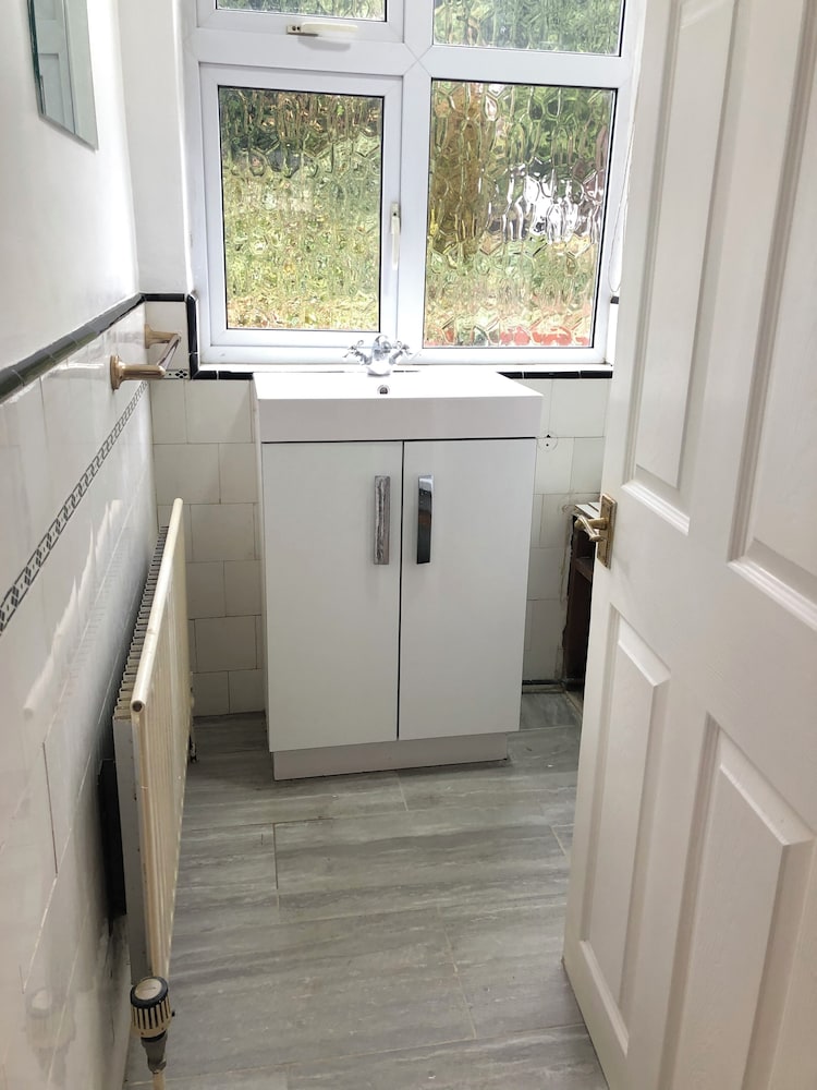Immaculate 2-bed House in Potters Bar view 5