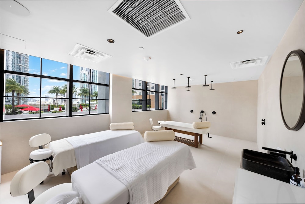 Chic Downtown 1BR with Stunning Views