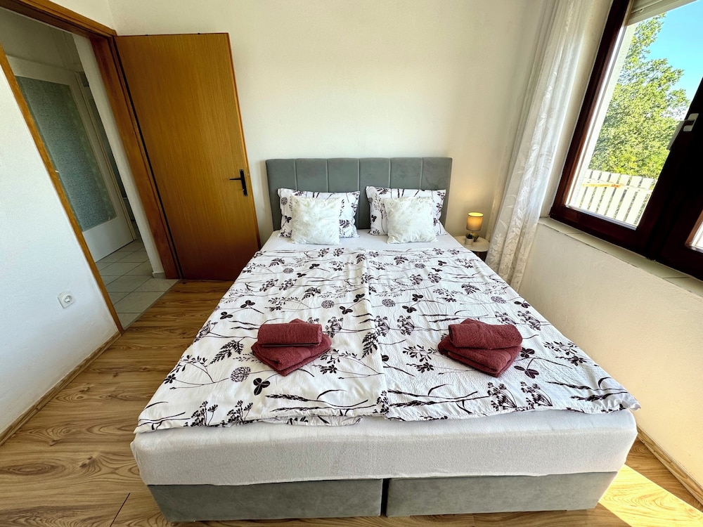 Apartment Lora 2