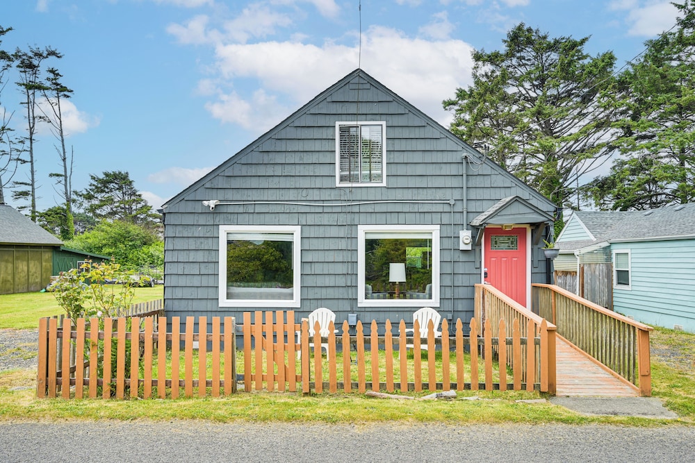 Walk to Beach: Charming Home - 3 Mi to Seabrook