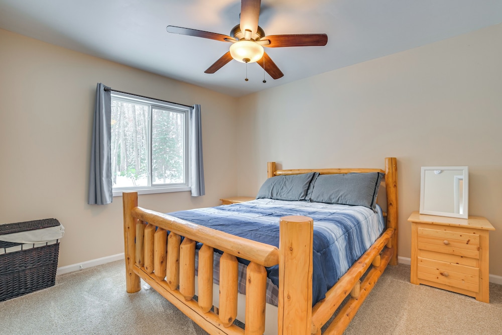 2 Blocks to Higgins Lake: Pet-friendly Family Home