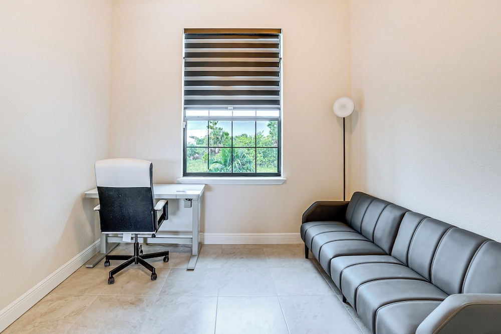 10 Mi to Beaches: Modern Retreat in Port Charlotte