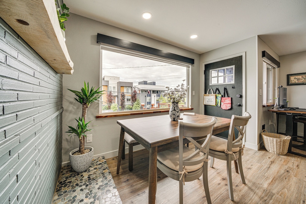 2 Blocks to Beach Park: Cozy Seattle Townhome