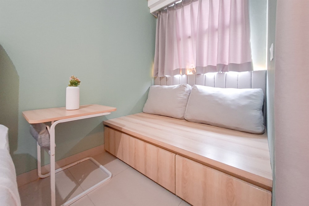Simple Neutral Toned Studio Room At Parkland Avenue Apartment