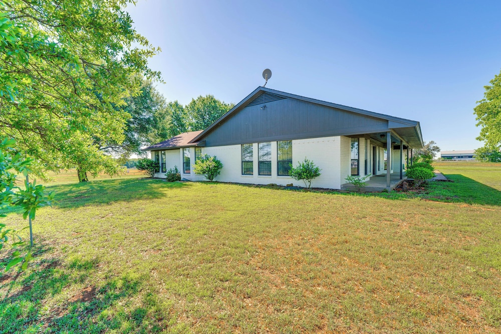 8 Mi to Lewisville Lake: Peaceful Countryside Home