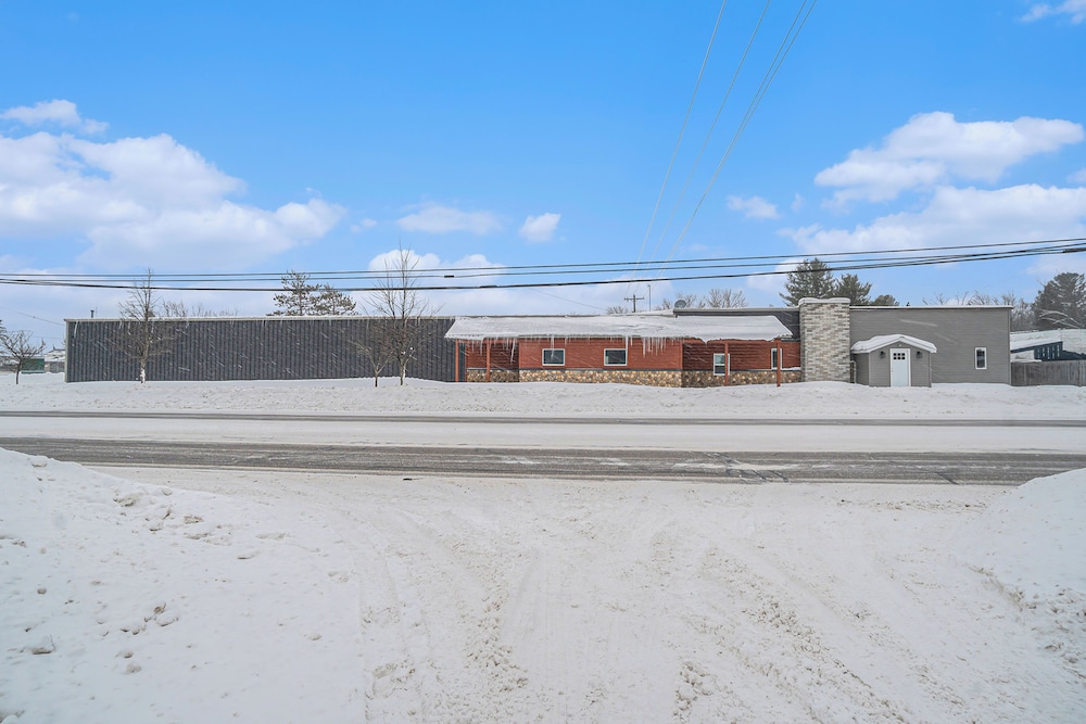 8BR Lodge w/ Bowling Alley, Near Lakes & Trails