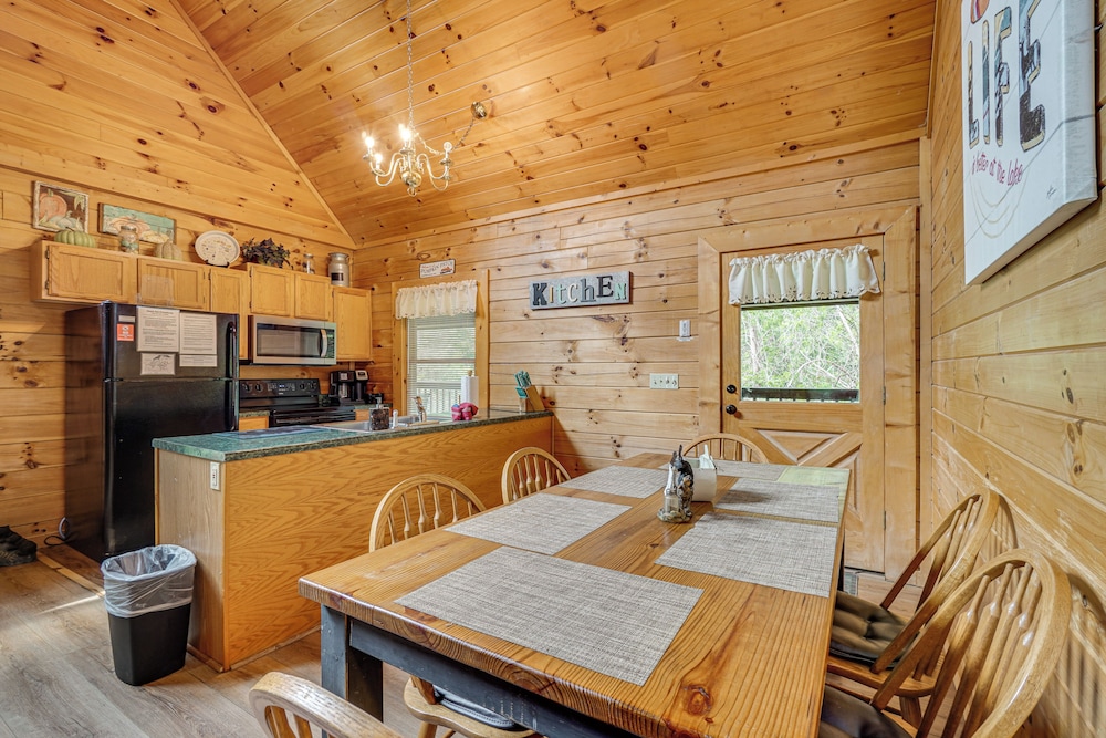 Private Hot Tub: Lake Resort Cabin in Sevierville!