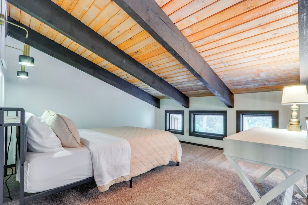 Walk to Twin Lakes: All-season Idaho Condo!