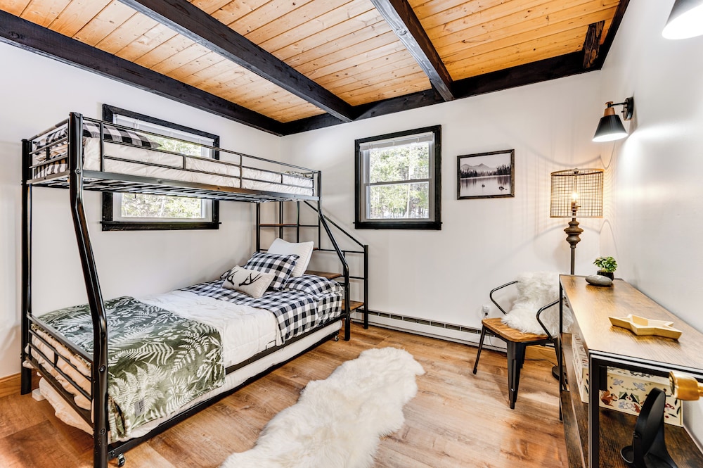 2 Mi to Conway: Cozy Cabin w/ Grill & Yard!