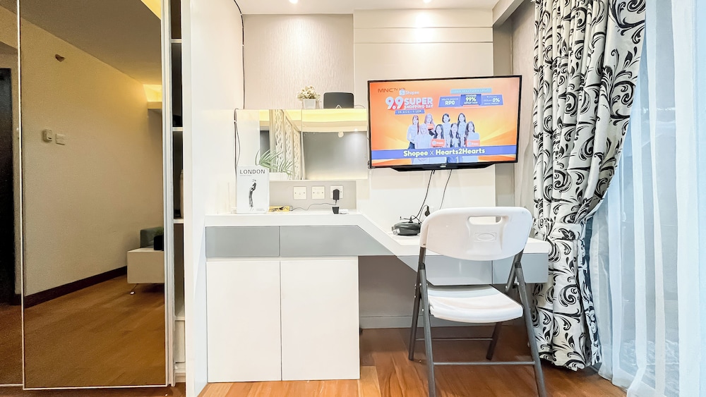 Good Location Studio At Apartment Tamansari The Hive Near Lrt Station