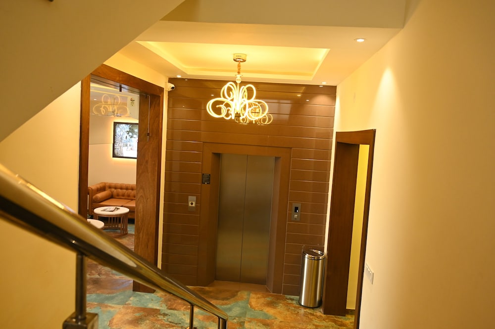 Lobby & Reception