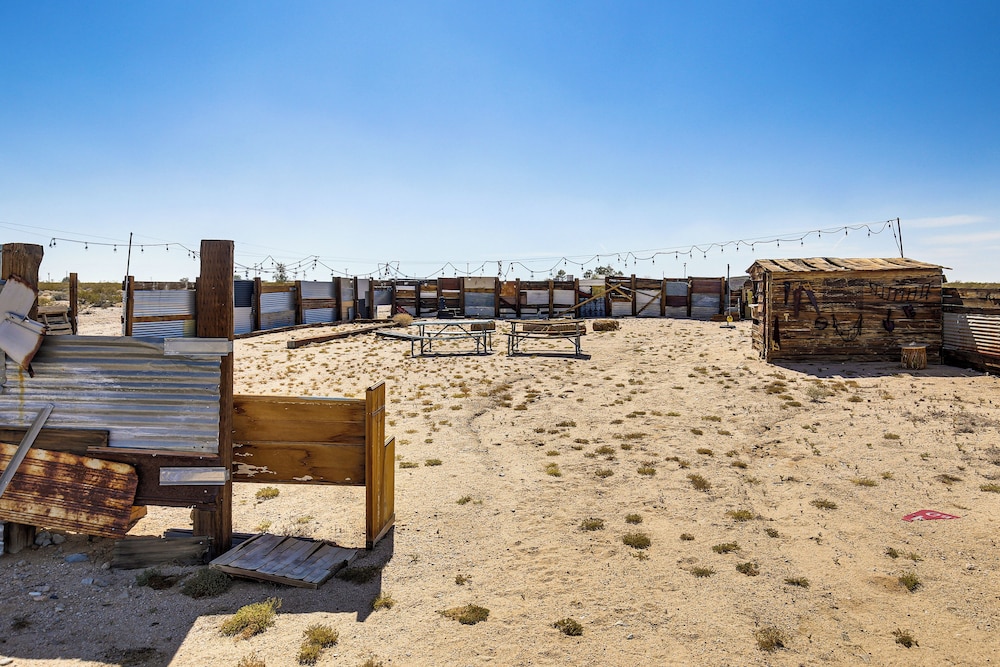 Boho Bungalow w/ Hot Tub: 16 Mi to Joshua Tree NP