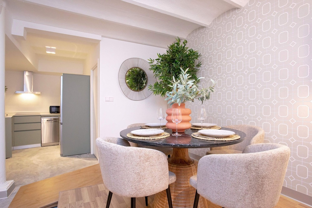 Cozy 2BD Duplex in Seville Center Gran Poder