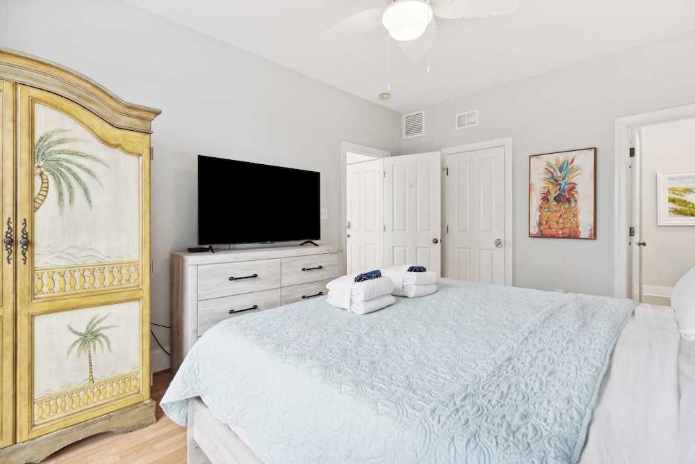 Oceanfront w/ Pool, Panoramic Deck Views, 5bdr Folly Ocean Breeze by Avantstay
