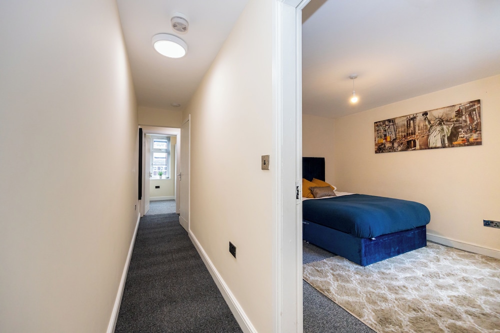 Stunning 3 Bedroom Home in Newcastle-under-lyme With Garden