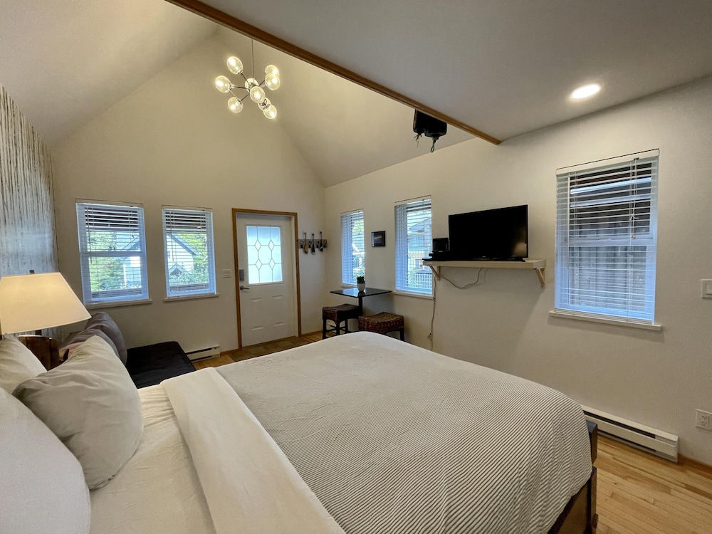 West Coast Cabin - Image 4