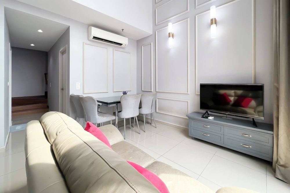 ICity Luxury Condo by Smarthome