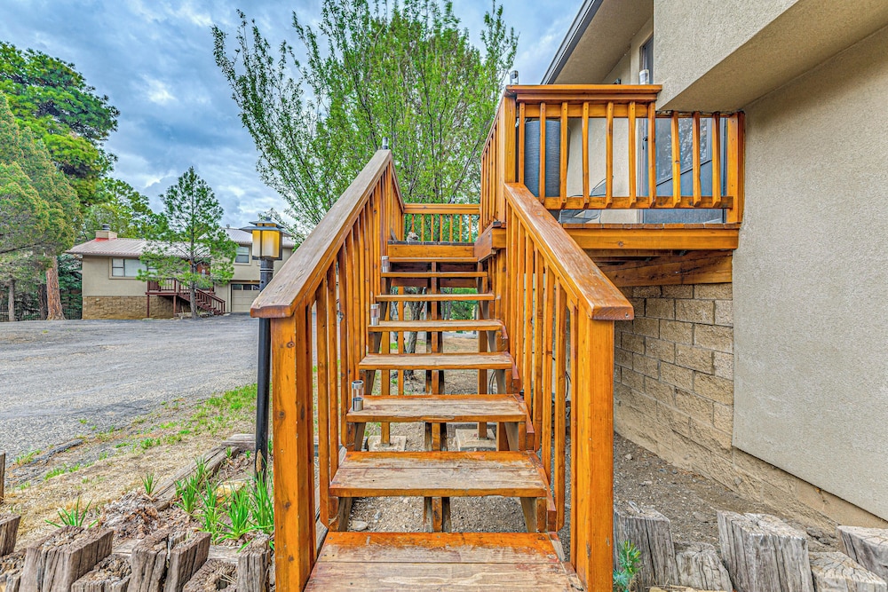 4 Mi to Dtwn: Cozy Family Condo in Ruidoso!