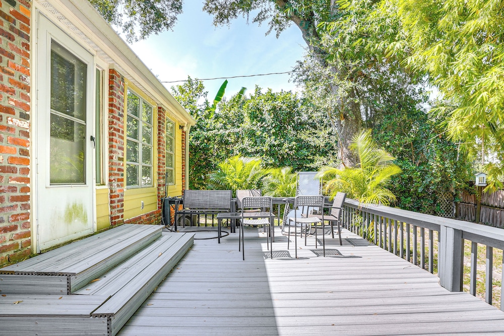 Group Getaway w/ Deck & Yard in Lakeland!