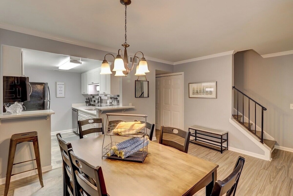 Renovated 2BR Hilton Head Home Walk to Shops