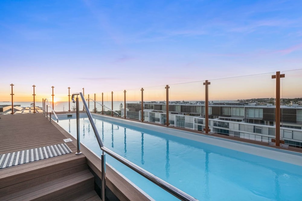 Coastal Apartment With Rooftop Pool