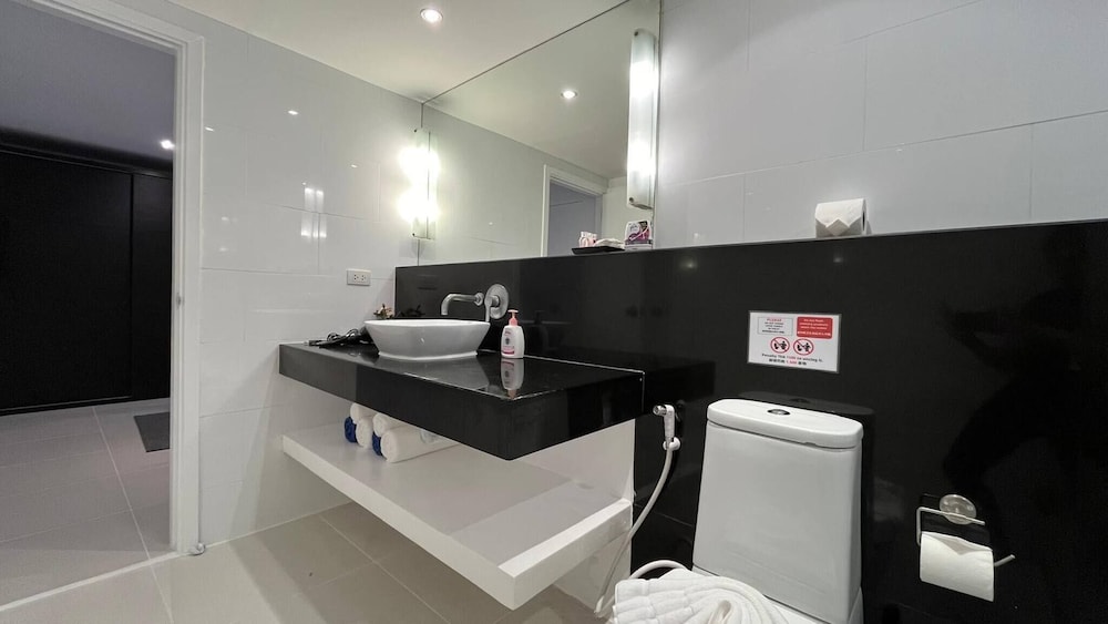 B6 - 1 Bdr Modern Condo With Balcony and Pool, Karon