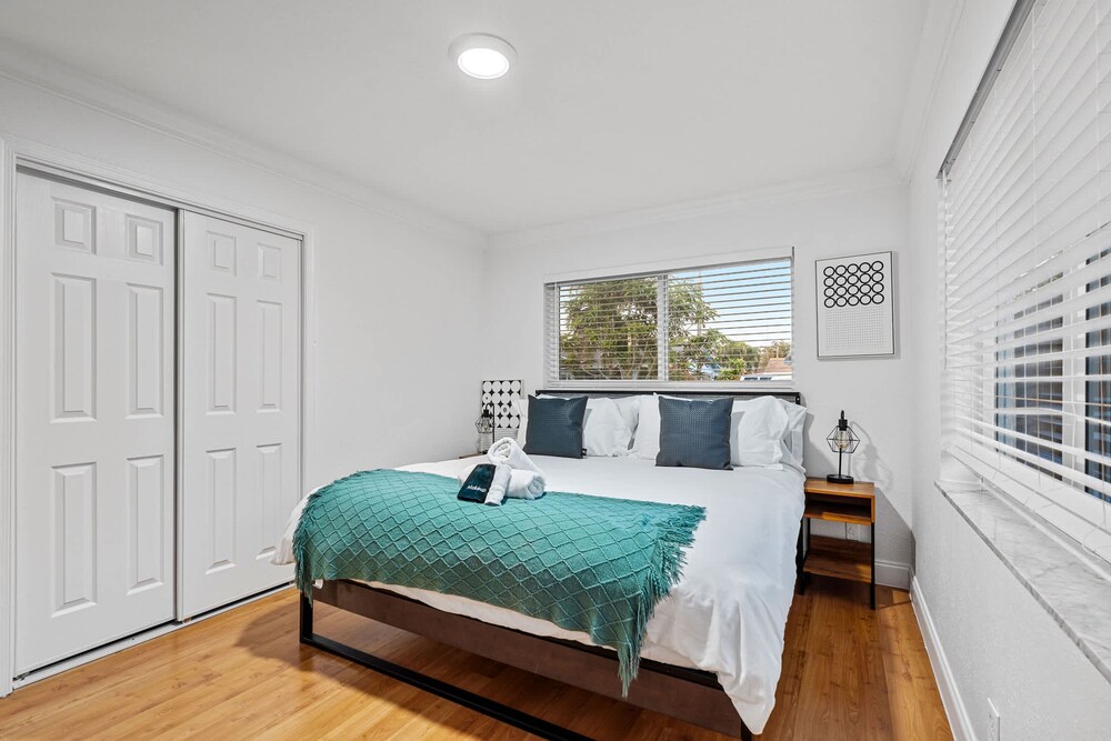 4BR With Private Pool and Game Room - Prime Location